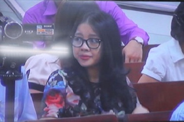 Người vợ xinh đẹp của "bầu" Kiên lặng lẽ trong phòng xử án