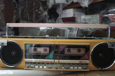 Gia tài khổng lồ chứa 1.800 chiếc cát-xét của ông "vua" đài Việt Nam