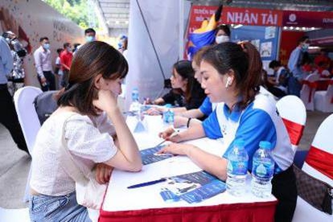 Hàng nghìn ứng viên tham dự đại hội tuyển dụng Bất động sản lớn nhất 2021 - Ảnh 2. Hàng nghìn ứng viên tham dự đại hội tuyển dụng Bất động sản lớn nhất 2021 - Ảnh 2.