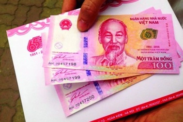 Người dân TPHCM “hóng” ngày để sở hữu tiền lưu niệm 100 đồng