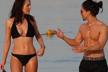 Helen Flanagan nuột nà trên biển