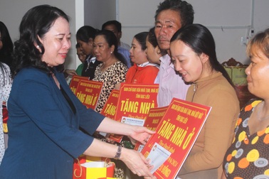 Phó Chủ tịch nước tặng quà Tết gia đình chính sách, người nghèo ở Bạc Liêu