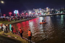 Ô tô lao xuống hồ Xuân Hương, 2 người tử vong