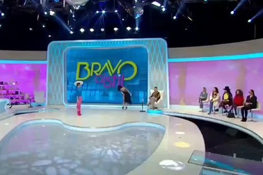 Nữ MC “hớ hênh” lộ nội y trên truyền hình vì tưởng rằng bị nhện chui vào váy