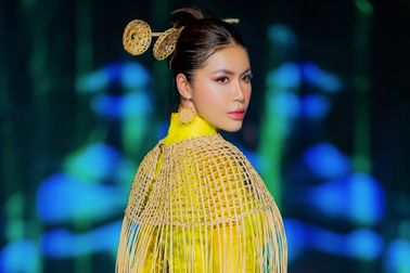Siêu mẫu Minh Tú đẹp kiêu sa khi trình diễn áo dài