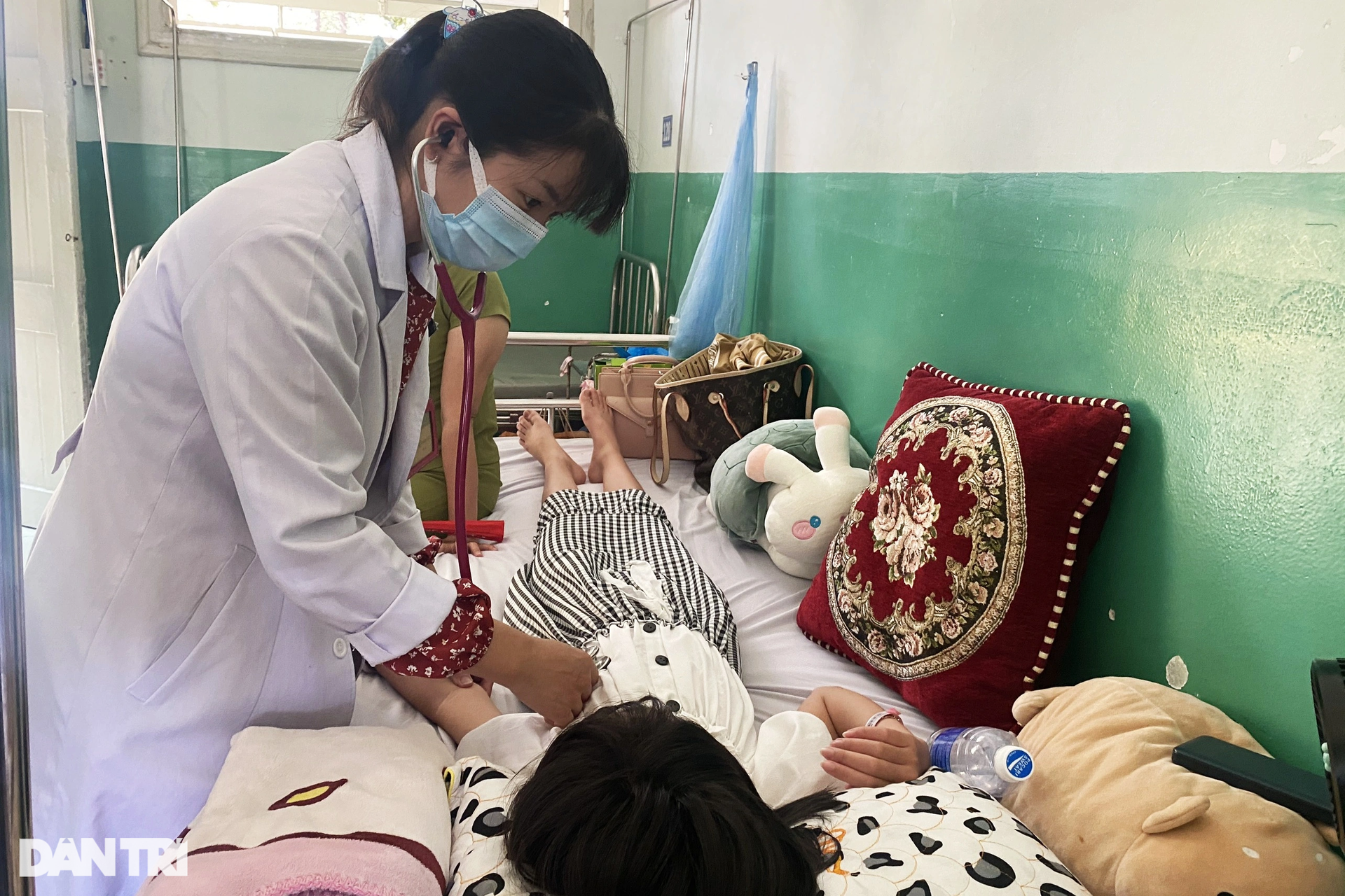 3 tuần oằn mình của bà mẹ bỏ việc chăm 2 con mắc sốt xuất huyết - 12 3 tuần oằn mình của bà mẹ bỏ việc chăm 2 con mắc sốt xuất huyết - 12