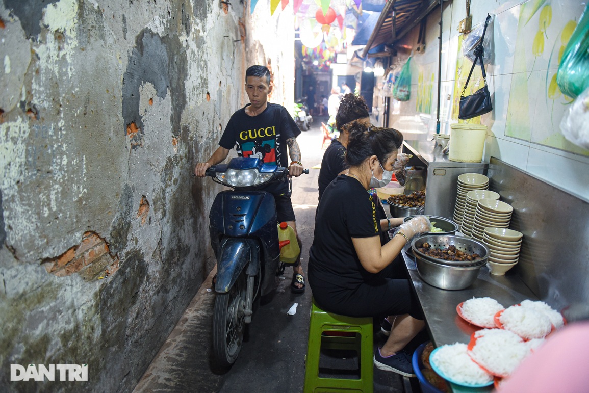 Quán bún chả 23 năm nằm nép trong ngõ chật, ngày bán 500 suất tại Hà Nội - 1 Quán bún chả 23 năm nằm nép trong ngõ chật, ngày bán 500 suất tại Hà Nội - 1