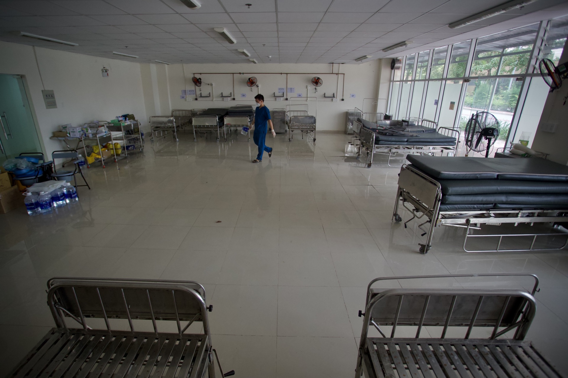 Máy thở, bình oxy xếp đầy kho bệnh viện dã chiến vì hết bệnh nhân cấp cứu - 6