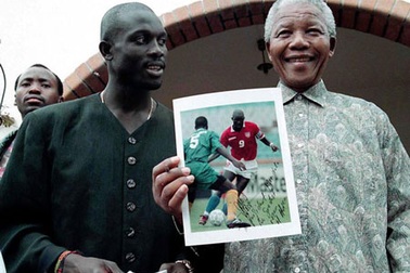 Những khoảnh khắc đẹp của cựu tổng thống Nelson Mandela với bóng đá