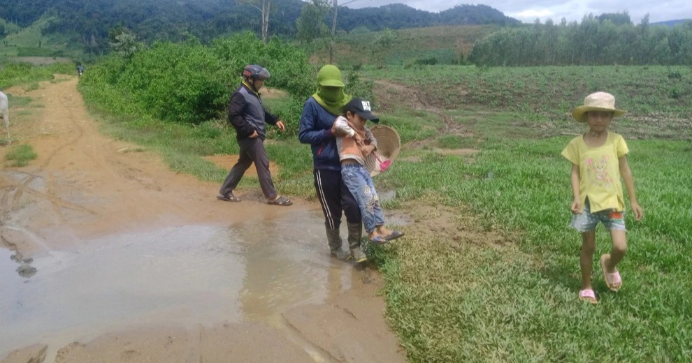 Thầy cô băng rừng tìm học sinh - 1 Thầy cô băng rừng tìm học sinh - 1