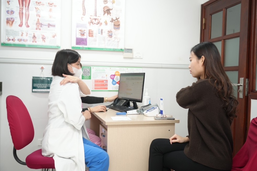 Đau cổ vai gáy ở dân văn phòng gia tăng vì thói quen ngồi lâu, ít vận động - 1 Đau cổ vai gáy ở dân văn phòng gia tăng vì thói quen ngồi lâu, ít vận động - 1