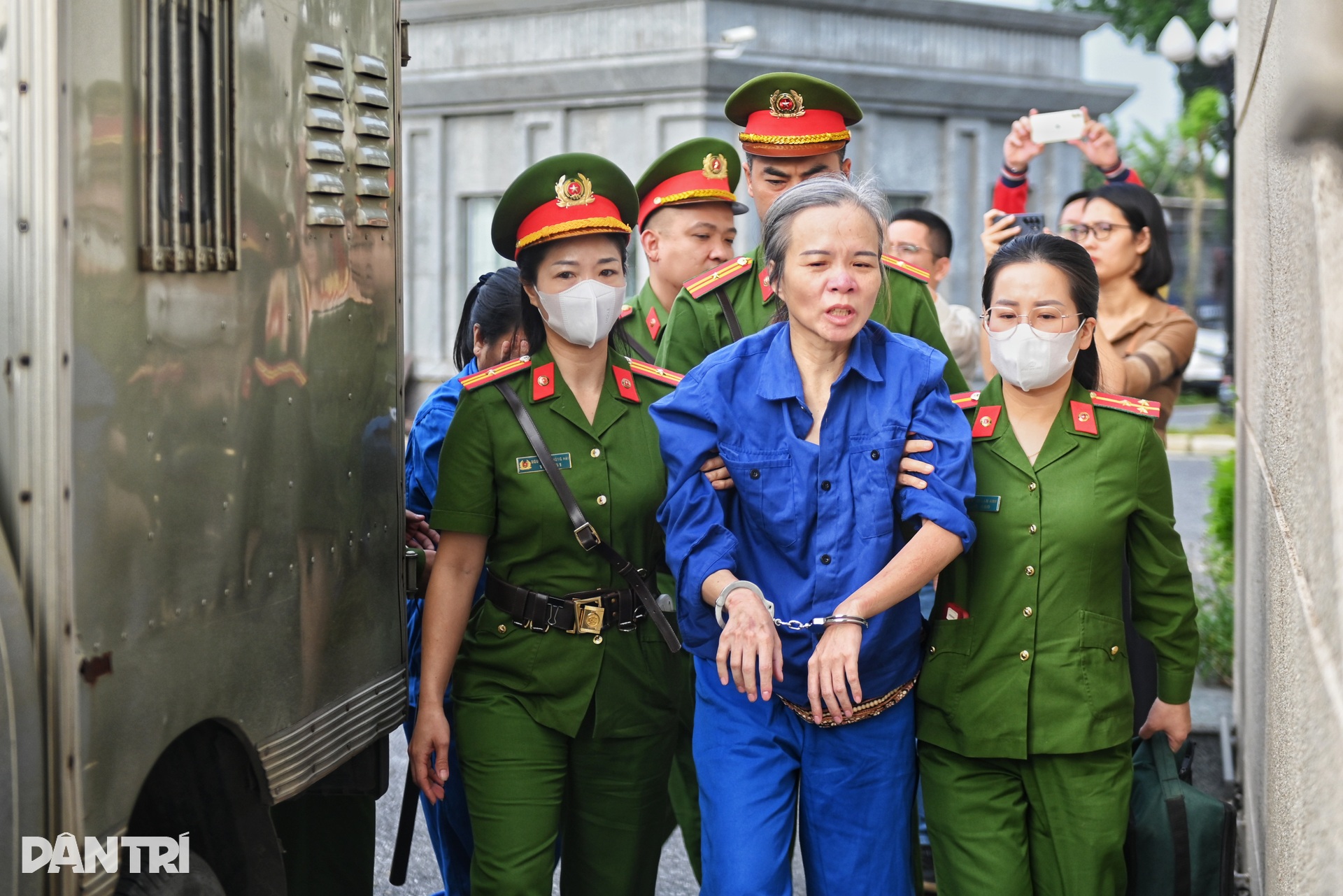 Dẫn giải các bị cáo trong vụ đánh bạc 106 triệu USD tại khách sạn Pullman - 3 Dẫn giải các bị cáo trong vụ đánh bạc 106 triệu USD tại khách sạn Pullman - 3