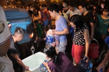 Người dân Hà Nội mang xô chậu, xếp hàng lúc nửa đêm lấy nước sạch miễn phí