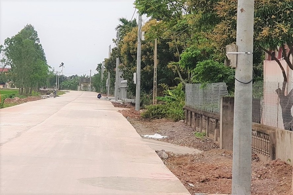 Dọn 40 cột điện xếp hàng chình ình giữa đường, bẫy người dân - 1 Dọn 40 cột điện xếp hàng chình ình giữa đường, bẫy người dân - 1