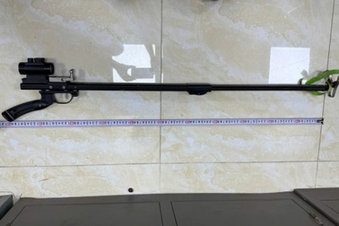 Hai thiếu niên dùng súng cao su bắn vỡ kính nhiều ô tô ở Hải Phòng