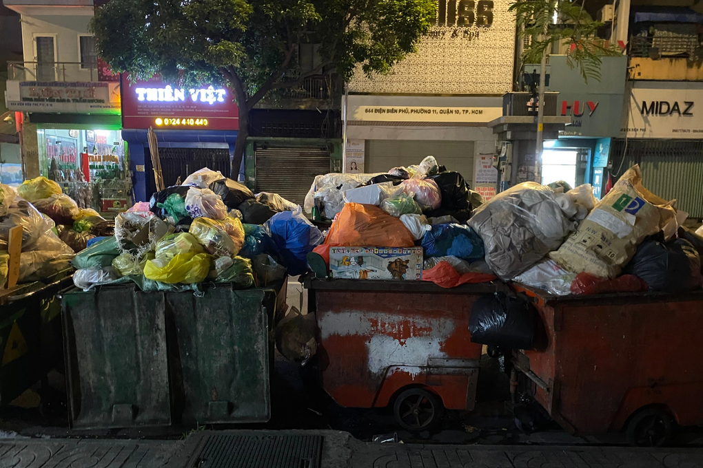Mùa mưa, công nhân vừa quét rác vừa... cầu nguyện - 3 Mùa mưa, công nhân vừa quét rác vừa... cầu nguyện - 3
