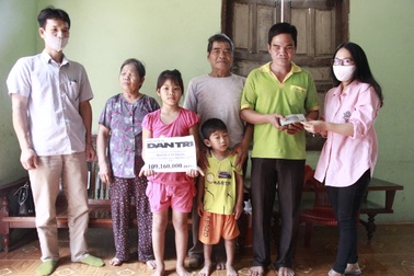 Người đàn ông mù được bạn đọc Dân trí giúp đỡ hơn 109 triệu đồng