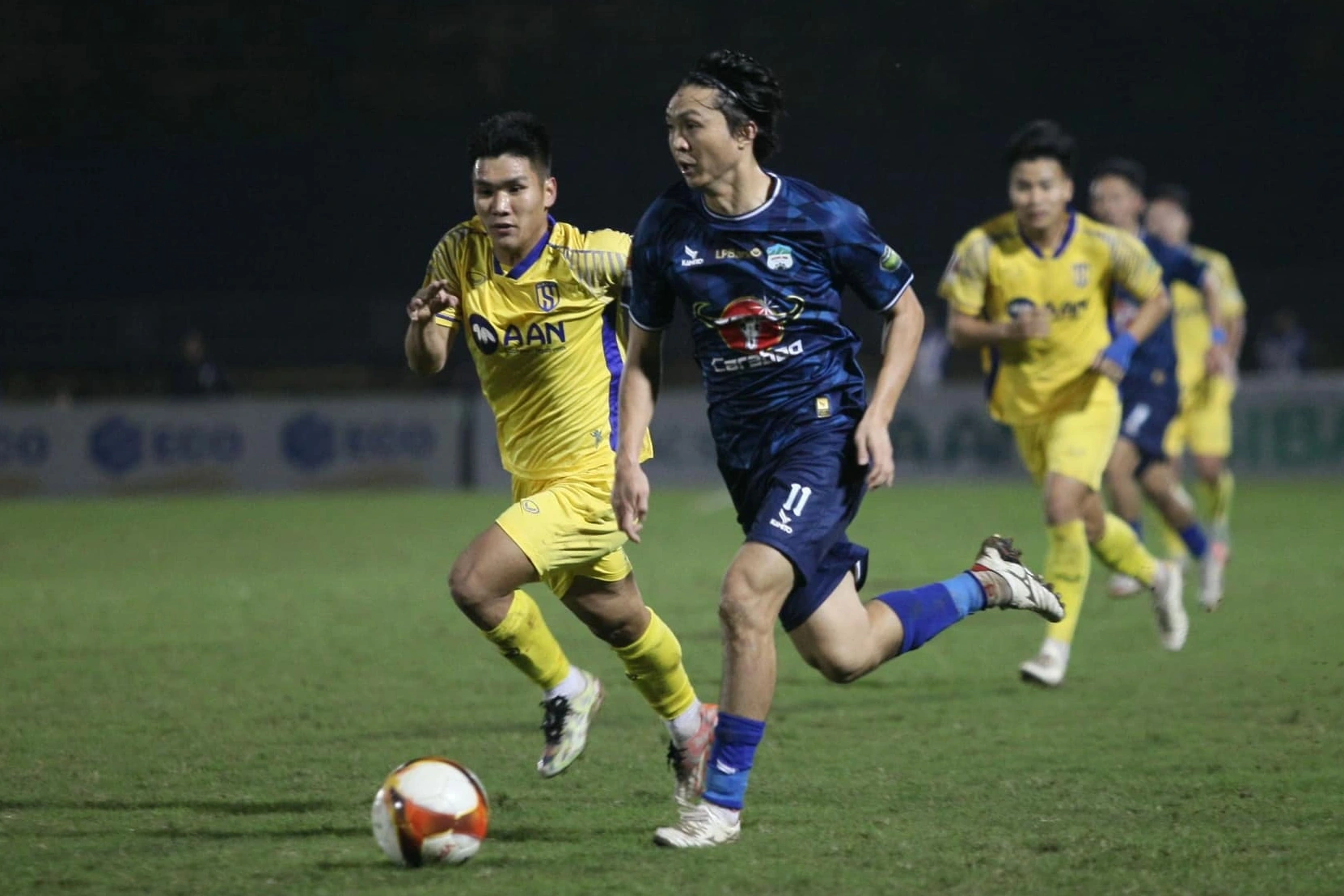 Hoang Anh Gia Lai a pierdut în fața lui SL Nghe An, antrenorul Kiatisuk riscă să-și piardă locul - 2 Hoàng Anh Gia Lai thua SL Nghệ An, HLV Kiatisuk có nguy cơ mất ghế - 2