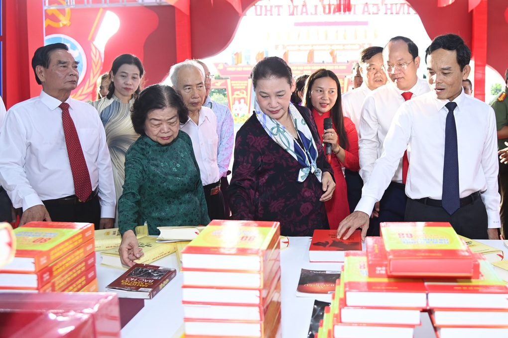 Khánh thành quảng trường 270 tỷ đồng có biểu tượng “con tôm Cà Mau” - 3 Khánh thành quảng trường 270 tỷ đồng có biểu tượng “con tôm Cà Mau” - 3