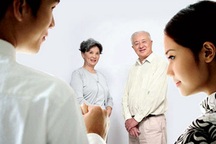 Cấm con cái kết hôn, cha mẹ coi chừng vi phạm pháp luật!