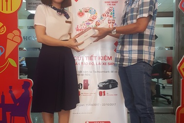 Techcombank chúc mừng các khách hàng “Gửi tiết kiệm săn táo đỏ, lái xe sang”