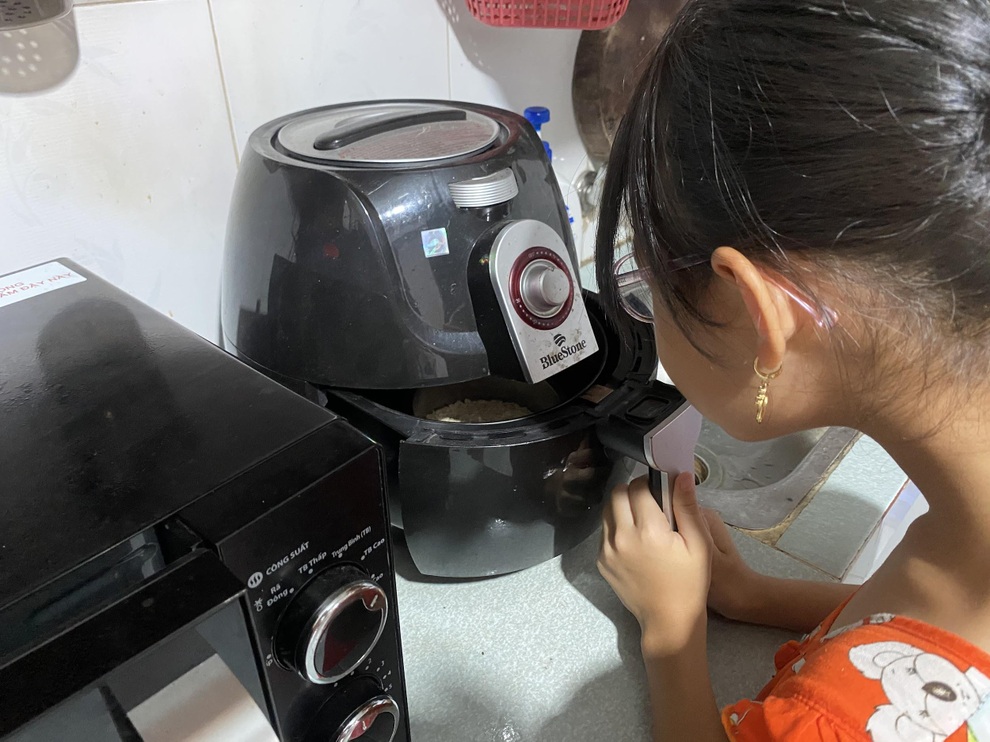 Nuôi con thời đại dịch: Phụ huynh bị quá tải, nổi cáu vì trăm thứ đổ đầu - 1