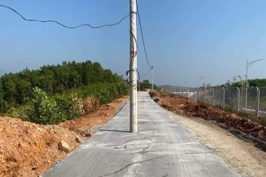 Kỳ lạ cột điện "mọc" giữa lòng đường