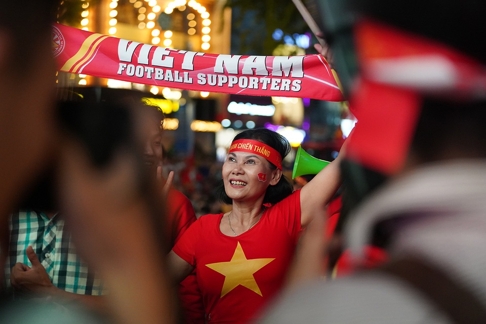 Hoa hậu Di Khả Hân cùng hàng triệu trái tim hướng về đội tuyển Việt Nam - 12 Hoa hậu Di Khả Hân cùng hàng triệu trái tim hướng về đội tuyển Việt Nam - 12