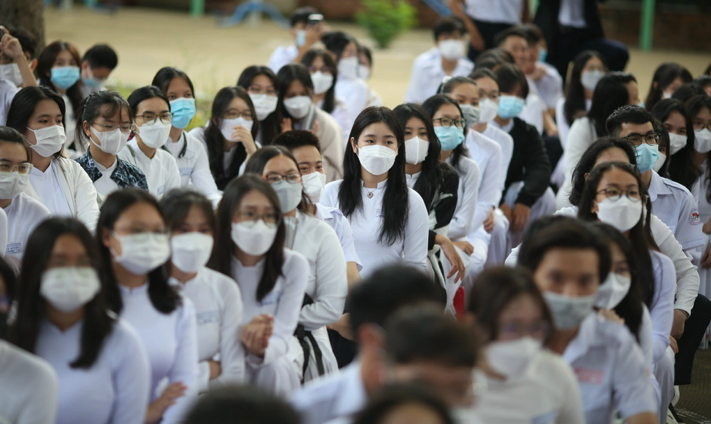 Kỳ lạ chương trình học ngày càng khó, học sinh lại toàn điểm 9, 10 - 1 Kỳ lạ chương trình học ngày càng khó, học sinh lại toàn điểm 9, 10 - 1