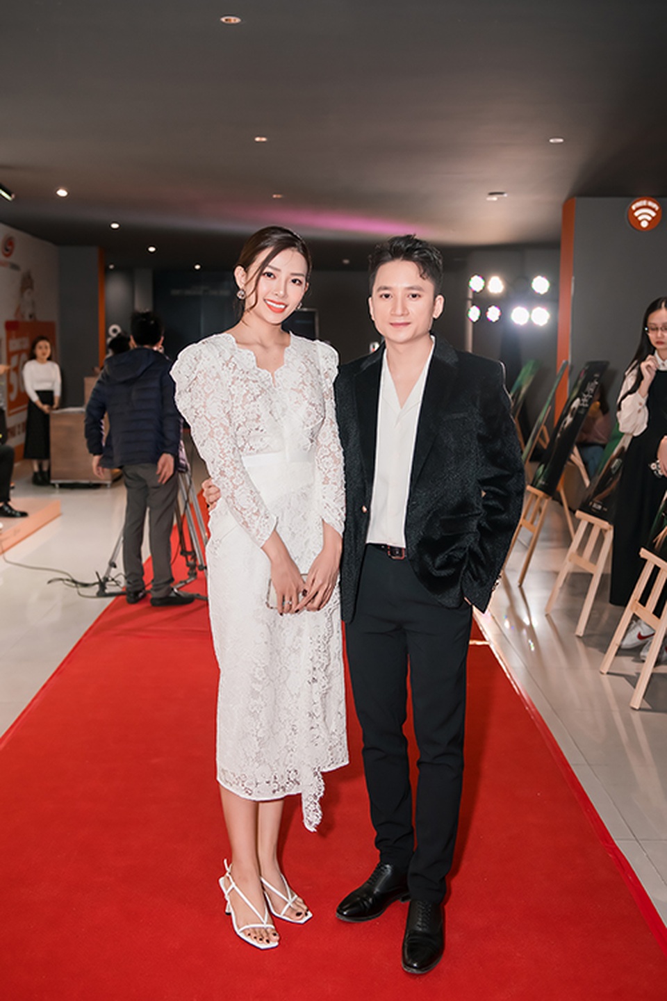 Phan Mạnh Quỳnh đưa vợ hotgirl đến ra mắt phim của Victor Vũ - 5 Phan Mạnh Quỳnh đưa vợ hotgirl đến ra mắt phim của Victor Vũ - 5
