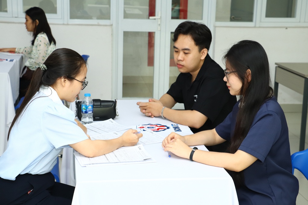 Vượt cơn mưa lớn nhất 8 năm qua, nam sinh tìm được việc lương 12 triệu đồng - 2 Vượt cơn mưa lớn nhất 8 năm qua, nam sinh tìm được việc lương 12 triệu đồng - 2
