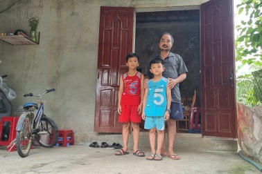 Chồng khuyết tật nặng chăm 2 con thơ, vợ ung thư một mình đi viện