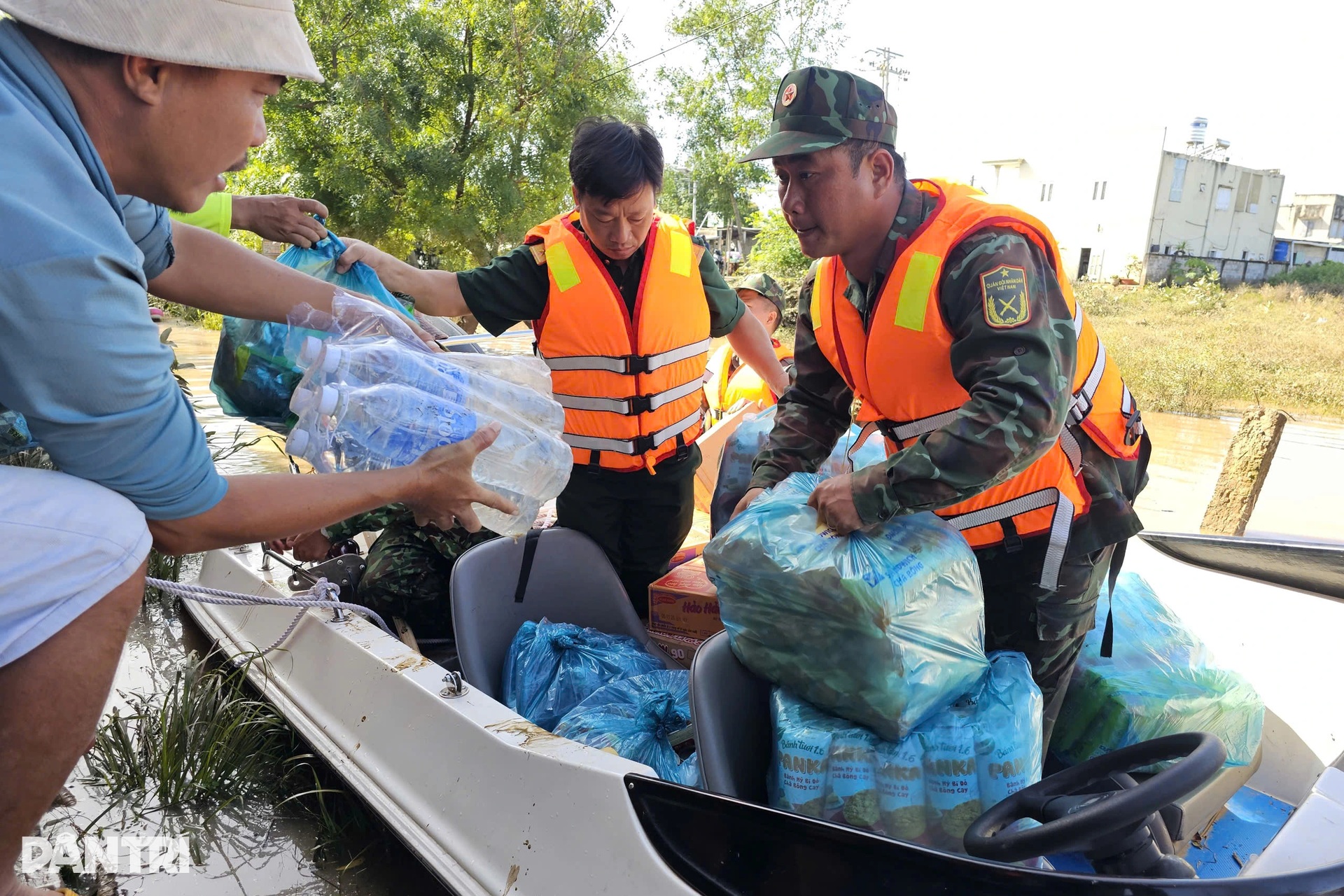 Chạy lũ về thấy nhà cửa tan hoang, tôi như muốn xỉu - 4