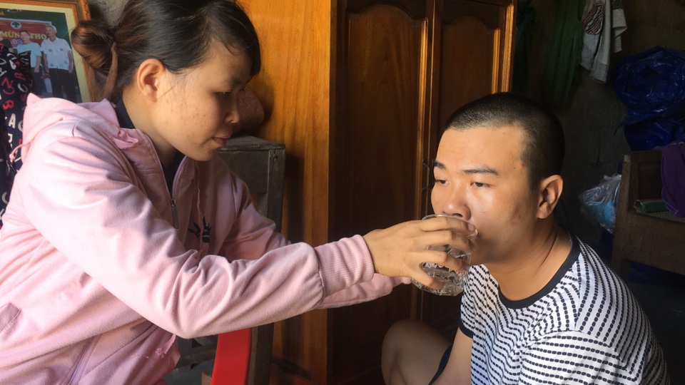 Thương người mẹ nghèo nỗ lực chăm chồng con bệnh tật trong cảnh cơ hàn - 2 Thương người mẹ nghèo nỗ lực chăm chồng con bệnh tật trong cảnh cơ hàn - 2