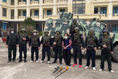 Huy động 50 chiến sĩ cùng xe đặc chủng bắt đối tượng truy nã