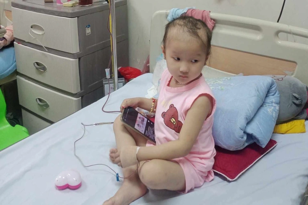 Em đang chờ bố nó về quê vay tiền để cho con bé nhập viện - 1 Em đang chờ bố nó về quê vay tiền để cho con bé nhập viện - 1
