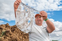 Đây là lý do tại sao người nông dân chôn quần lót dưới đất ruộng