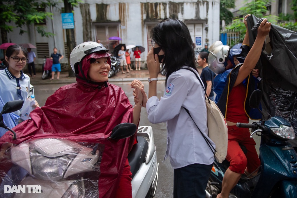Học sinh Hà Nội làm bài thi cuối cùng vào lớp 10 không chuyên - 2 Học sinh Hà Nội làm bài thi cuối cùng vào lớp 10 không chuyên - 2