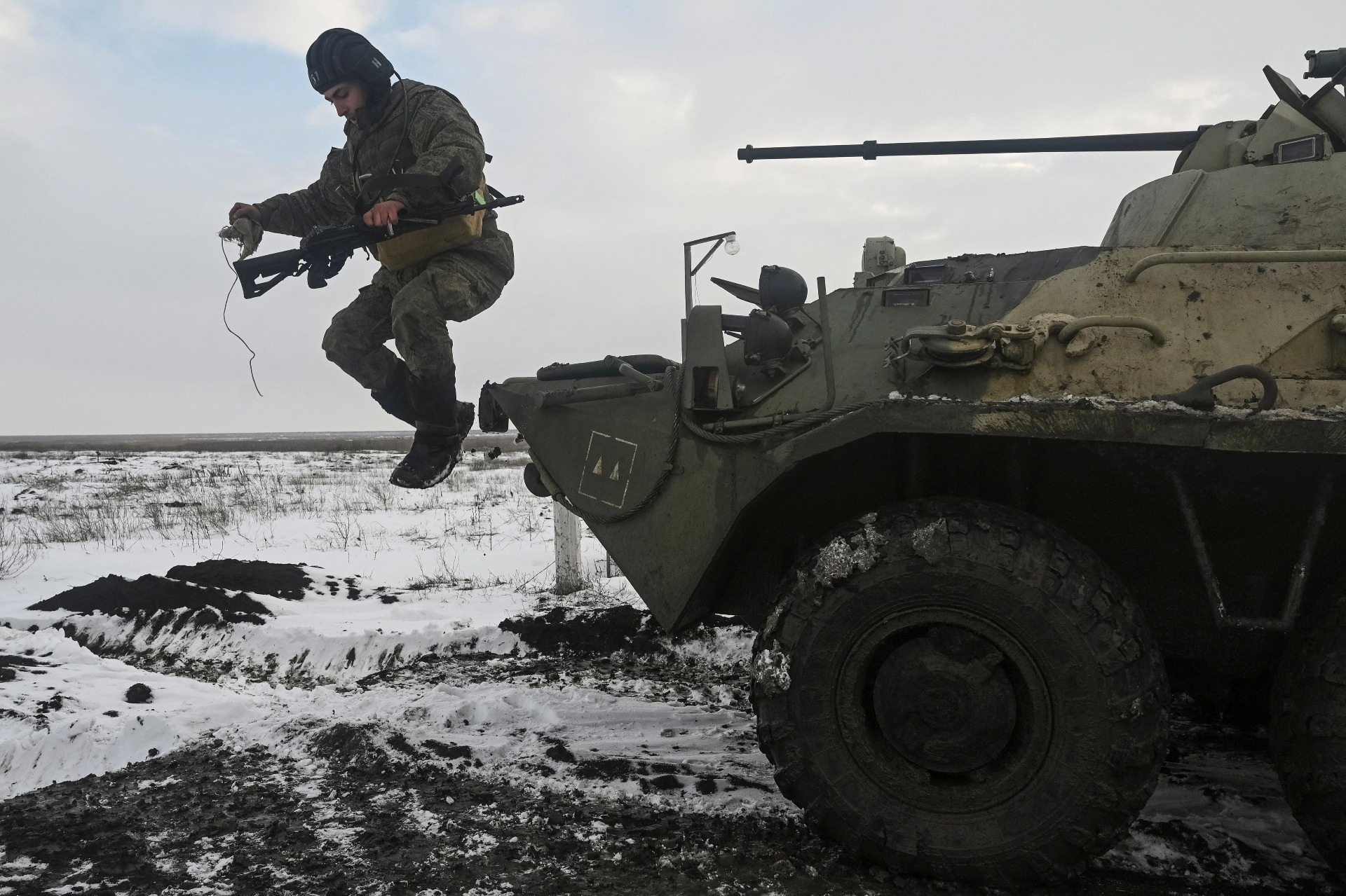 Военное нападение россии. Боевые действия. Российские военные на Украине. Войска Украины. Российские военные на Украине 2022.