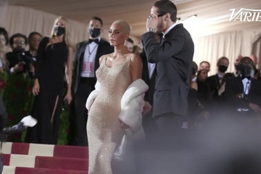 Kim Kardashian diện váy của Marilyn Monroe