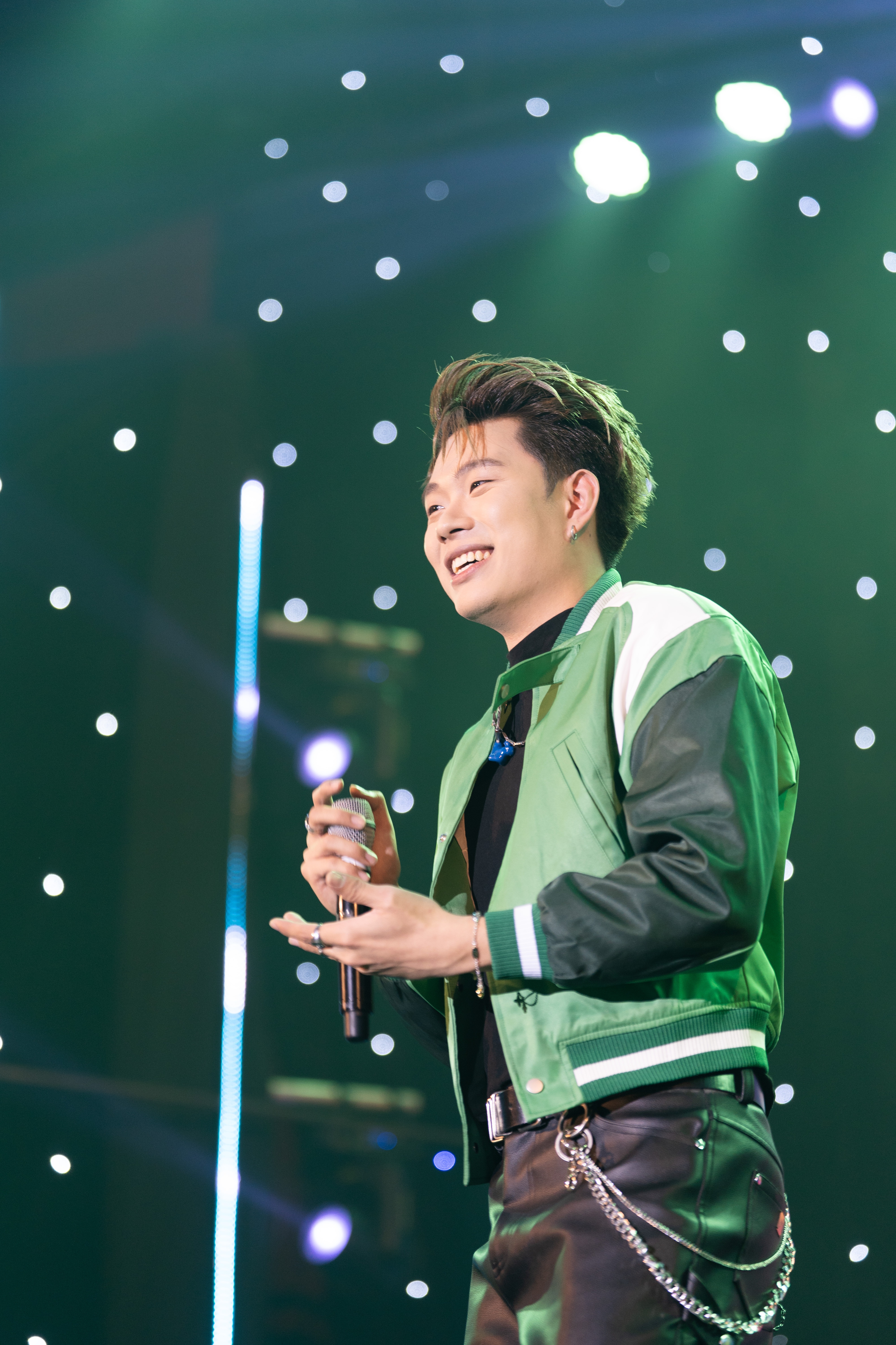 ڈونگ ڈومک اور ہوانگ ین چیبی نے ہزاروں طلباء کے سامنے دلکش کارکردگی کا مظاہرہ کیا۔ Dương Domic, Hoàng Yến Chibi biểu diễn cuốn hút trước hàng nghìn sinh viên - 3