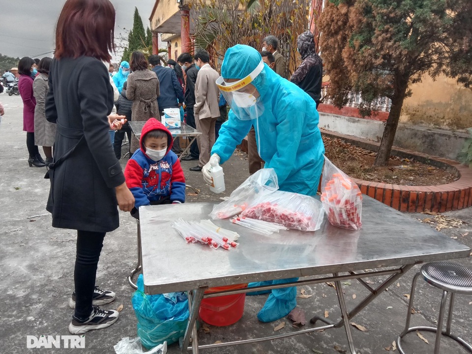 Hàng trăm người nườm nượp đi xét nghiệm nhanh Covid-19 ở Hải Dương - 4 Hàng trăm người nườm nượp đi xét nghiệm nhanh Covid-19 ở Hải Dương - 4