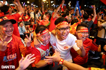 CĐV TPHCM nhảy múa khi Việt Nam thoát thua Thái Lan