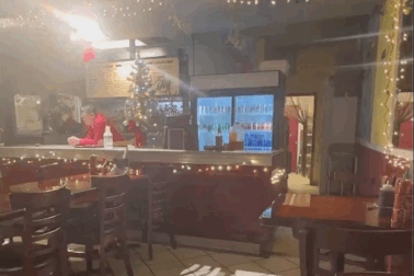 Chủ nhà hàng Việt ế ẩm bỗng nổi tiếng nhờ clip con gái đăng trên TikTok