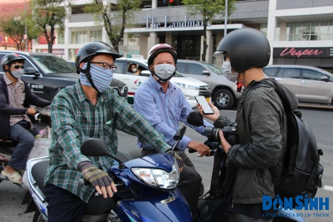 Ông Vũ Hoài Nam (52 tuổi) chia sẻ Tôi và nhiều người dân đợi ở đây để muốn mình là người đầu tiên đi trên cầu Thủ Thiê 2. Cây cầu này khi thông xe sẽ giúp kết nối giao thông quận 1 và TP Thủ Đức thúc đẩy phát triển kinh tế - xã hội, thúc đẩy phát triển khu đô thị mới Thủ Thiêm.