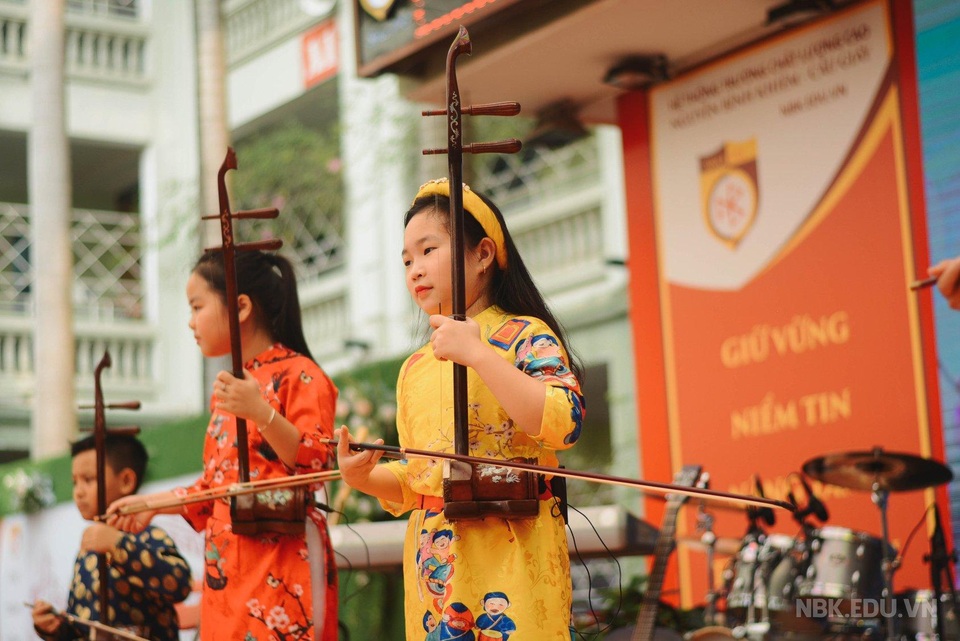 Thầy và trò THPT Nguyễn Bỉnh Khiêm - Cầu Giấy làm MV nhớ trường nhớ lớp - 2 Thầy và trò THPT Nguyễn Bỉnh Khiêm - Cầu Giấy làm MV nhớ trường nhớ lớp - 2