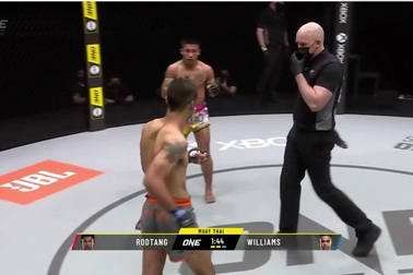 Bớt "tấu hài", "Người sắt" Rodtang tiếp tục bất bại ở One Championship