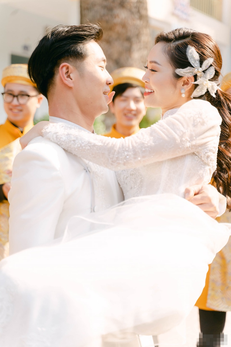 Diễn viên Hiếu Su hôn MC Thùy Linh đắm đuối trong lễ ăn hỏi - 6 Diễn viên Hiếu Su hôn MC Thùy Linh đắm đuối trong lễ ăn hỏi - 6