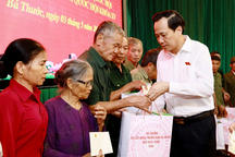 Bộ trưởng Đào Ngọc Dung thăm hỏi, tặng quà  người có công, trẻ em khó khăn