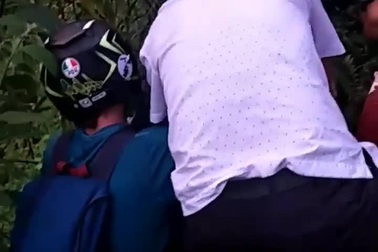 Thót tim màn giải cứu du khách nước ngoài suýt rơi xuống vách núi